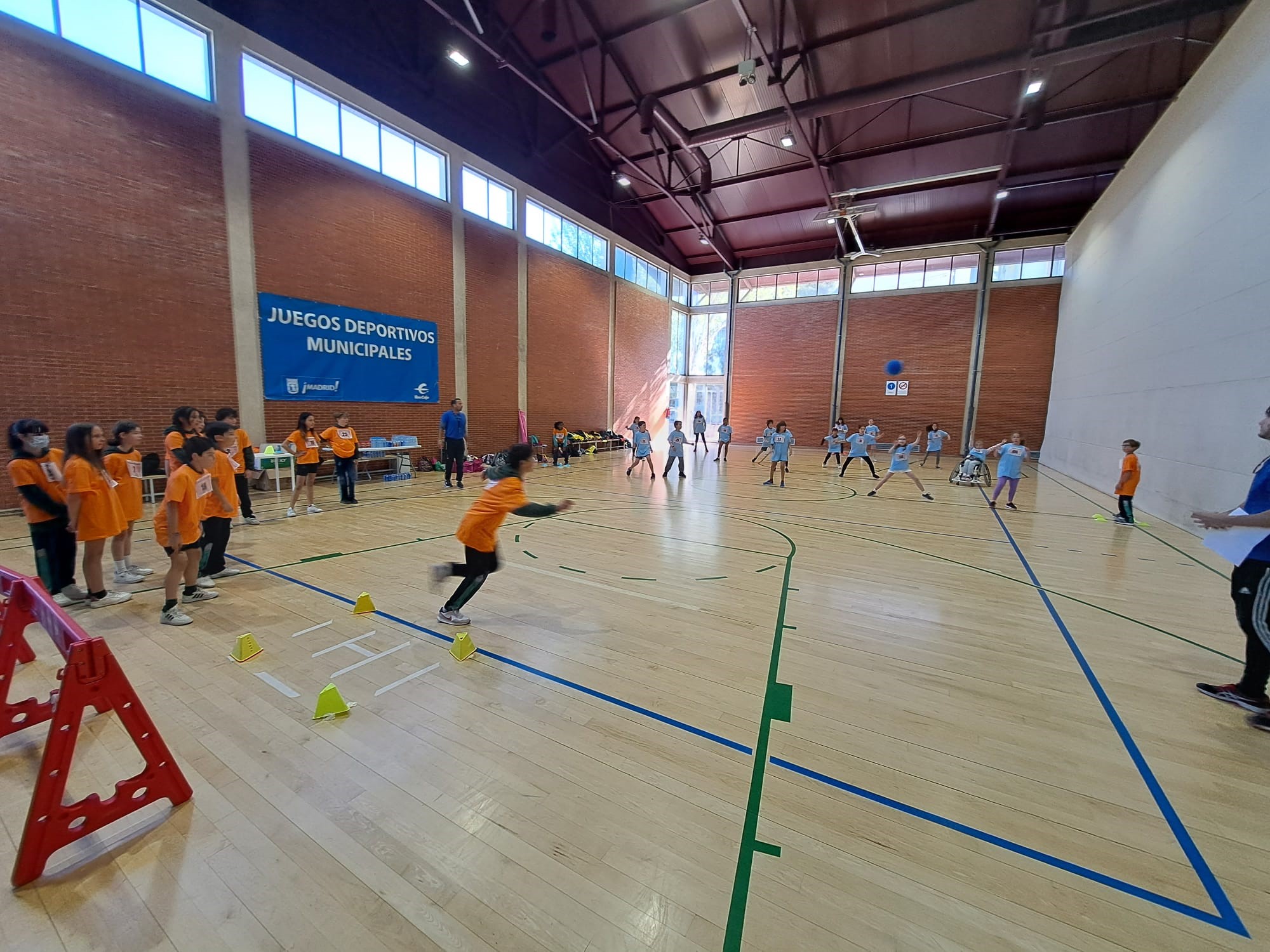 Estudiantes compitiendo en las I Olimpiadas Escolares de Moncloa-Aravaca